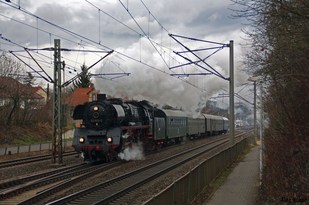 Wohl als Stammgast kann man 03 1010 ansehen hier durchbraust sie Erfurt - Bischleben am 20.12.14 gen Eisenach.Bild des Monats Dezember.2014