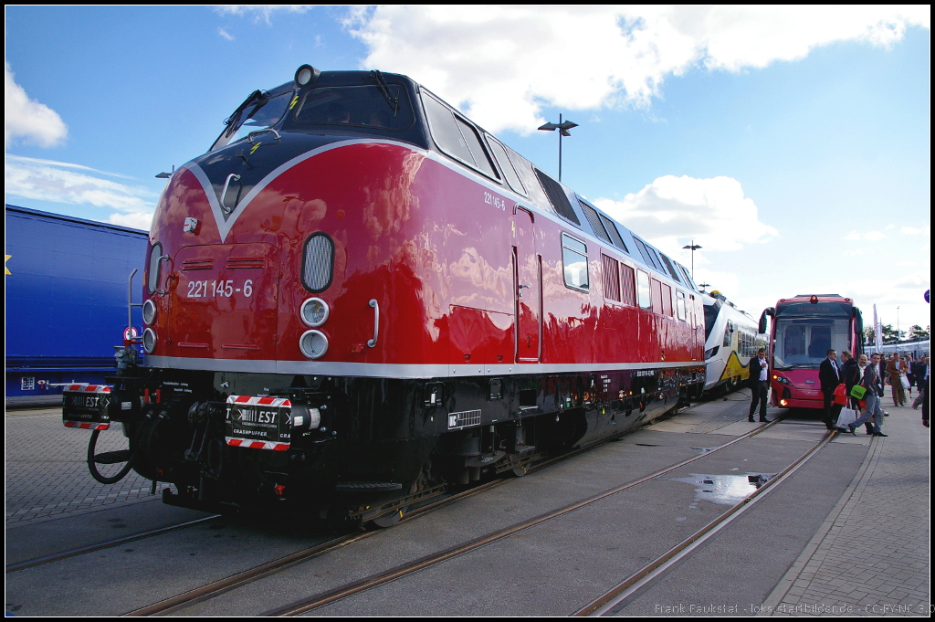 Wuchtig erscheint 221 145 von Arriva im Gegensatz zu den vielen Neufahrzeugen. Der Oldie war auf der InnoTrans 2014 in Berlin ausgestellt