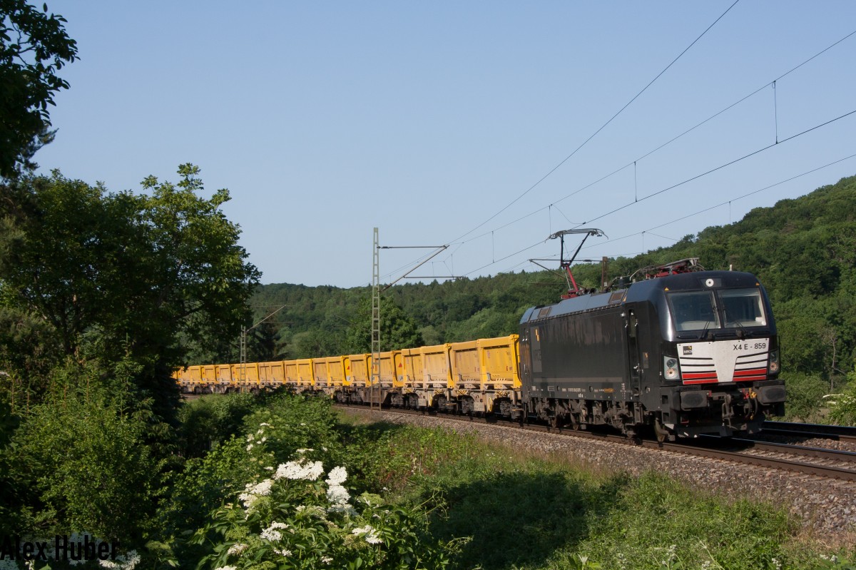 X4E - 859 mit einem leeren Aushubzug nach Stuttgart bie passieren der Fotostelle in Saaleck
