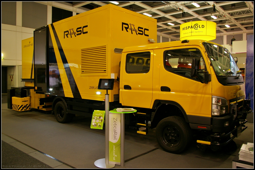 Zetica Rail Railway Asset Scanning Car Pod (RASC POD).
<p>
Die Firma Zetica Rail aus Grobritannien war mit dem RASC POD, einem Sytem zur Kontrolle des Fahrwegs. Zur Verfgung stehen Radar, Laser-Scanner und Kameras. Der POD kann auf Zweiwege-Fahrzeugen oder einem Flachwagen aufgebaut werden. Ausgestellt war die Zweiwege-Variante auf der InnoTrans 2014 in Berlin.
<p>
Webseite Hersteller (english): http://www.zeticarail.com/
