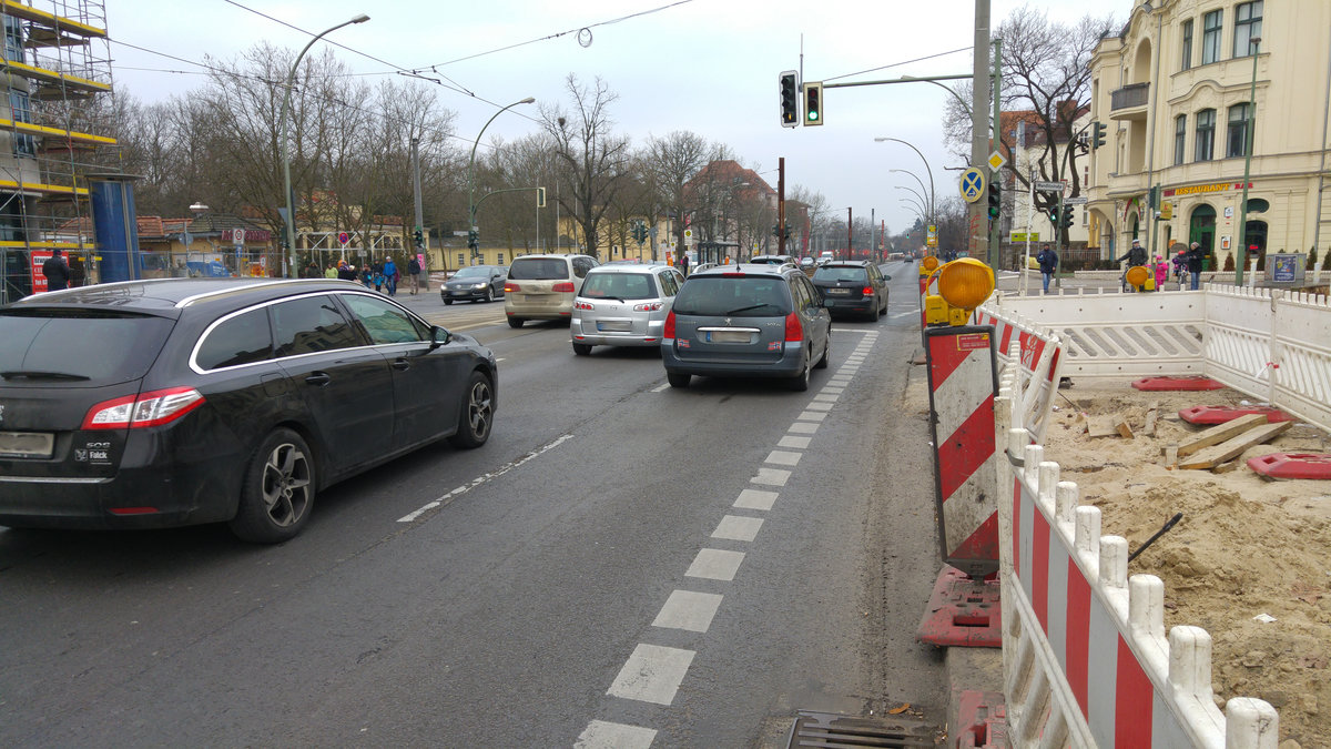 Zu enge Fahrspuren: In der Treskowallee wurde unter der verbreiterten Bahnbr�cke nun eine neue provisorische Fahrbahn samt Fahrradspur angebracht. An der Kreuzung zur Wandlitzstra�e wurde die vorhandene Fahrspur daf�r aber nicht nach links verschoben, sondern der Fahrradstreifen reingequetscht. Wenn hier zweispurig Autos fahren oder gar ein Lkw einen Radfahrer �berholen will, wird es lebensgef�hrlich. Selbst ein �berholabstand von 10cm gegen�ber Radfahrern ist hier zul�ssig und auch zu erwarten. Februar 2017, Berlin Karlshorst

Nachtrag: Ich habe von der Verkehrslenkung Berlin die Auskunft erhalten, dass es sich hier nicht um einen Schutzstreifen, sondern um einen Vorbeifahrstreifen mit vorgezogener Haltelinie handelt, der ausdr�cklich Teil der rechten Fahrspur ist.