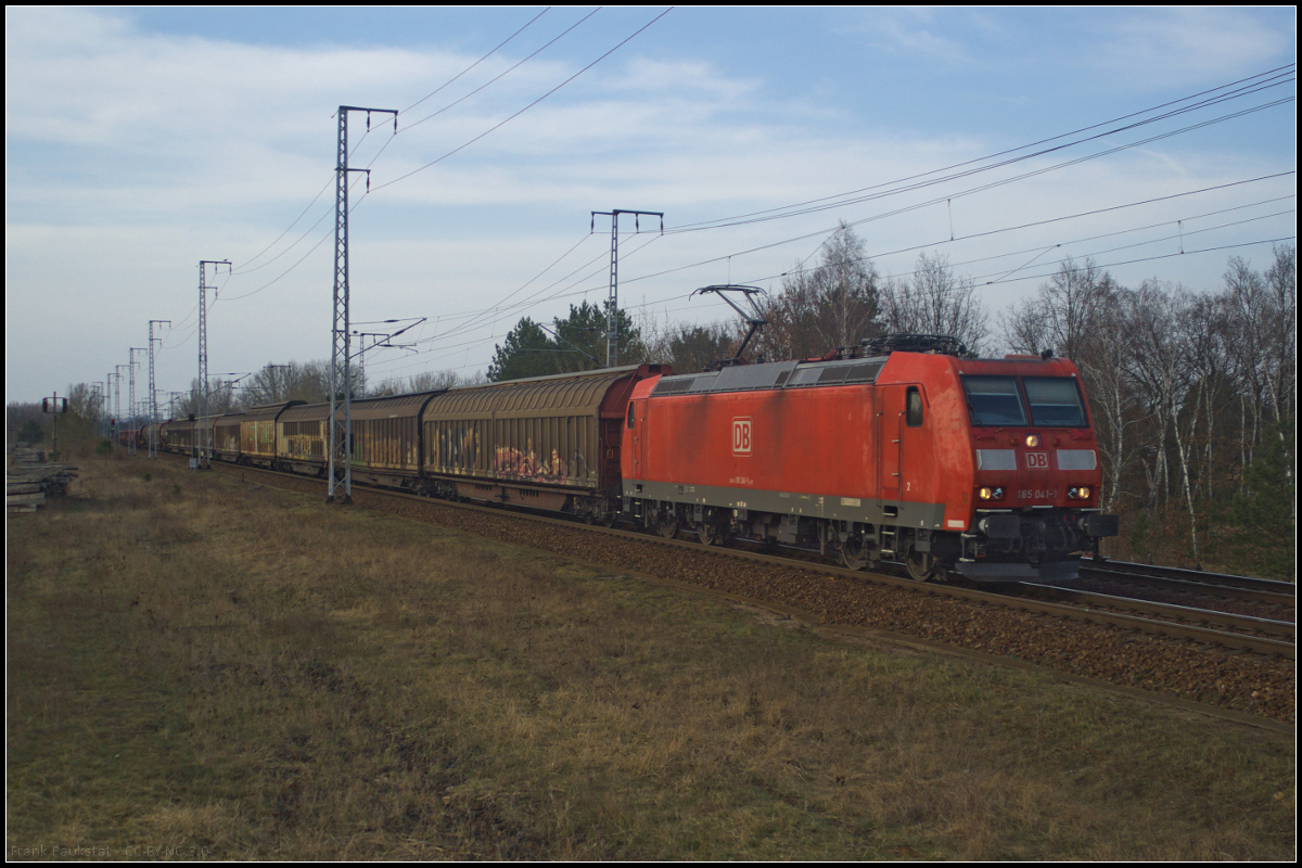 Zug kommt, Sonne weg... DB Cargo 185 041-1 erwischte solch eine Wolke am 09.04.2018 als sie mit ihrem Stückgutzug durch die Berliner Wuhlheide fuhr.