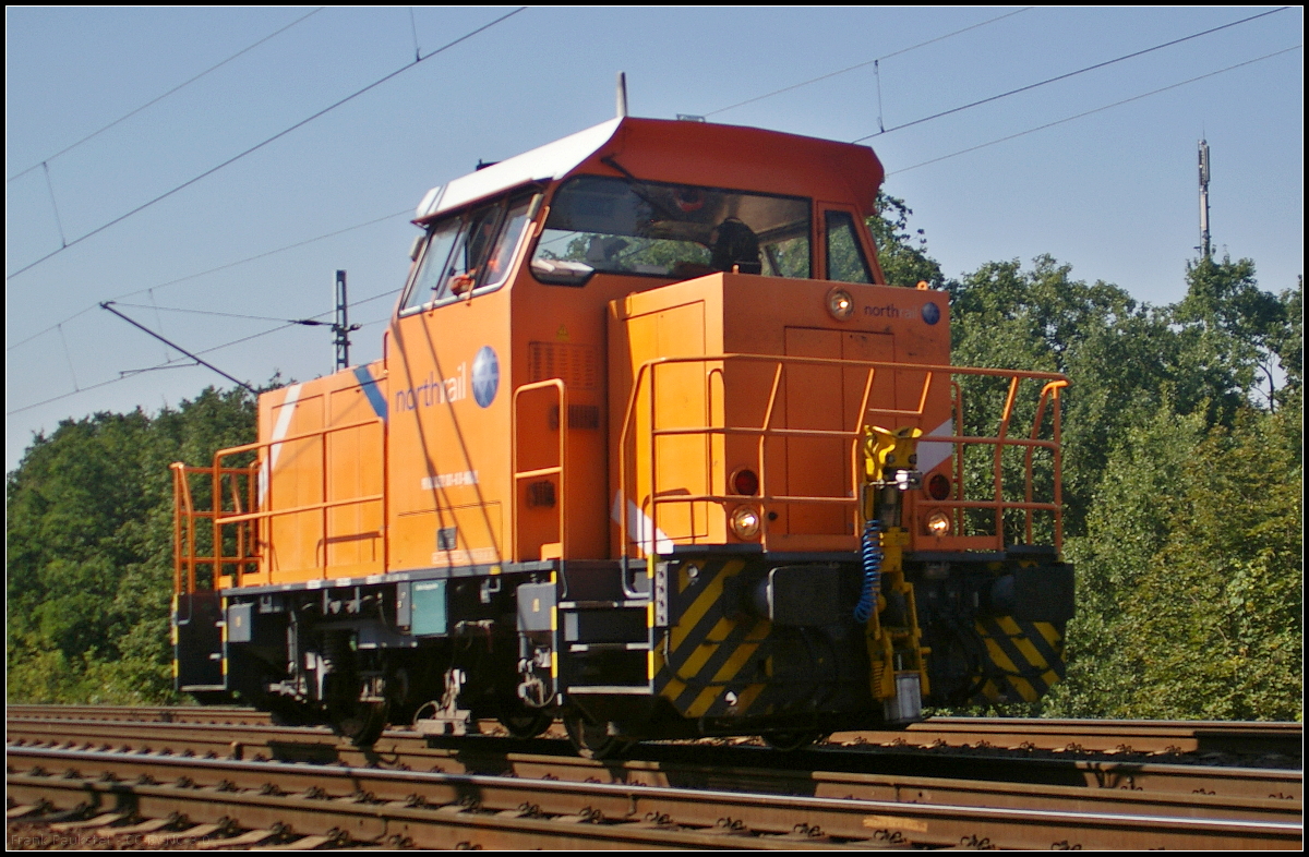 Zum Tanken nach Berlin-Lichtenberg fährt die bei DB Fernverkehr eingesetzte 352 101-0 am 30.08.2017 am Bahnübergang am S-Bahnhof Wuhlheide vorbei