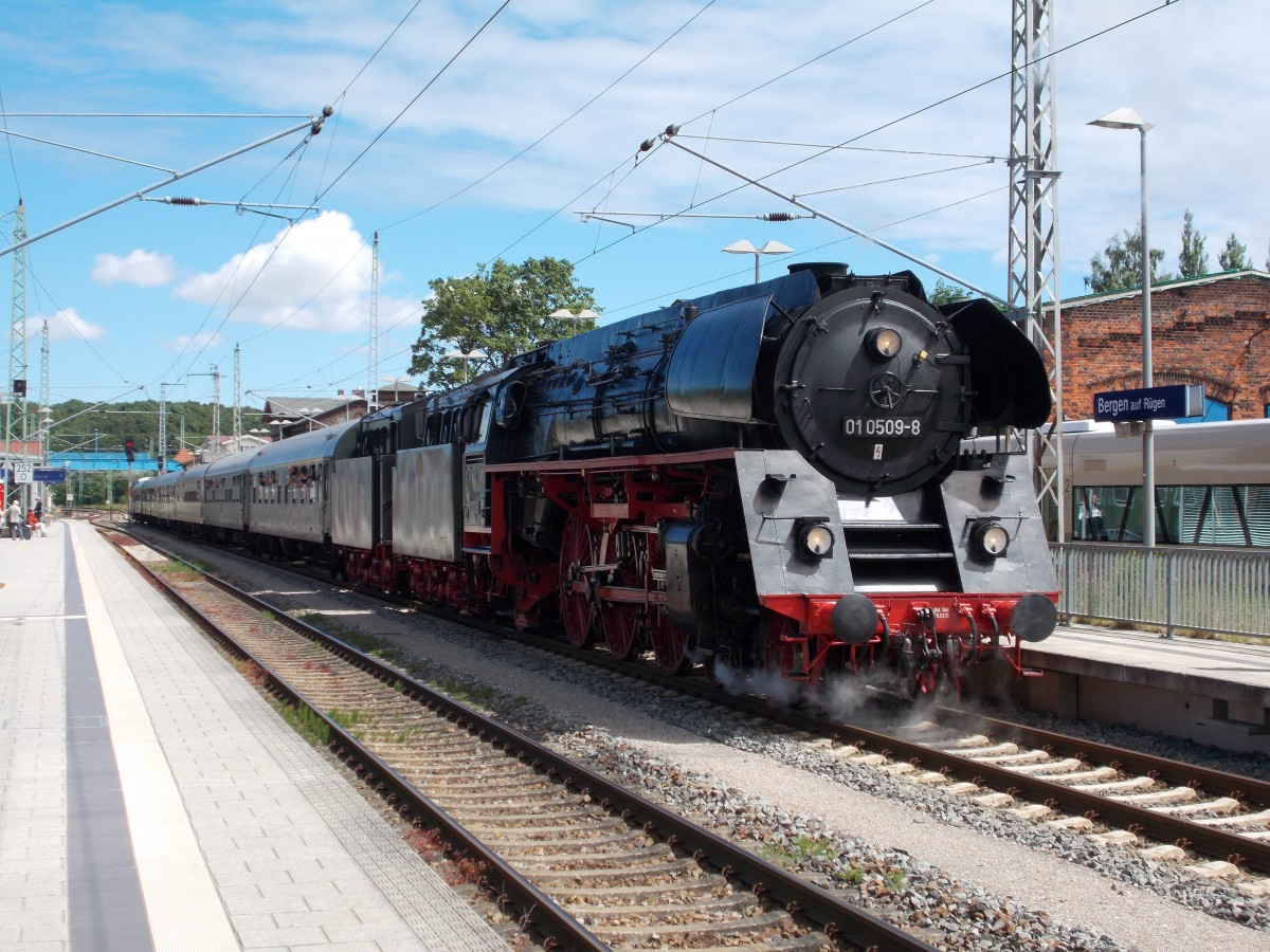 Zur Sicherheit mit zwei Tender traf die PRESS 01 0509,am 14.Juni 2014,mit ihren Sonderzug aus Leipzig in Bergen/Rgen ein.Nach einem Fotohalt ging es nach Putbus.
Bild des Monats Juni.2014