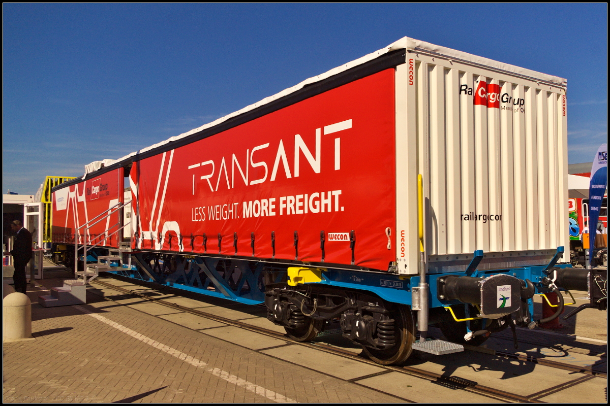 Zusammen mit voestalpine hat die Rail Cargo Group einen Plattformwagen der Gattung Rilns entwickelt, der mit hoher Modularirät und nachhaltigeren Transport punkten soll. Bei dem auf der InnoTrans 2018 in Berlin ausgestellten Wagen handelte es sich noch um einen Prototypen (31 TEN 81 A-RCW 3552 000-1 Rilns).