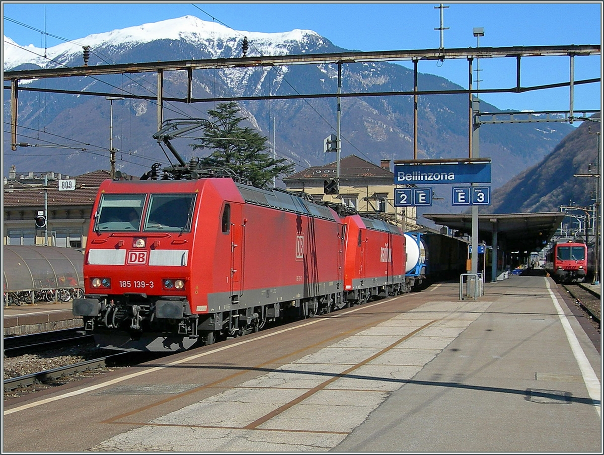 Zwei DB 185 sind mit ihrem Güterzug in Bellinzona eingetroffen.
13. März 2006