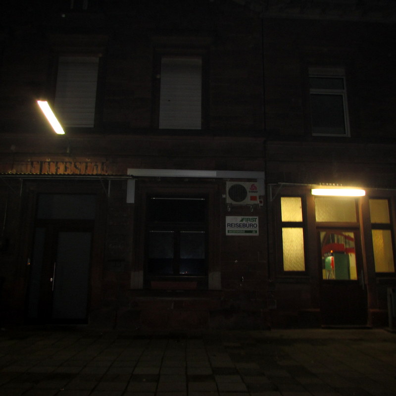 Zwei Eing�nge.
Der linke f�hrt ins Stellwerk und der rechte in die Wartehalle.
Aufgenommen in Weiterstadt am 1.Jan.2014