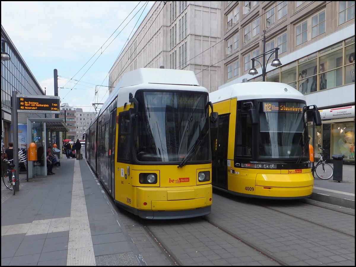 Zwei moderne Stra�enbahnen in Berlin am Alexanderplatz.