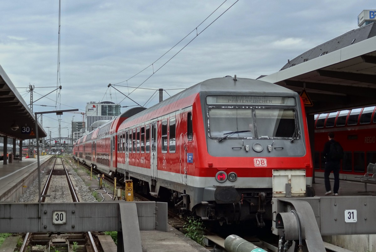 Zwei RE im Berufsverkehr fahren auf der Werdenfelsbahn noch als Lokbespannte Wendezuggarnitur. Einer davon ist der RE nach Garmisch, Abfahrt 17.09 Uhr in München Hbf.
Aufgenommen im September 2014.