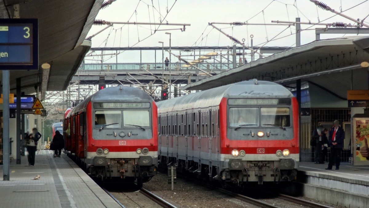 Zwei RE-Züge stehen an einem Septemberabend 2014 in Wolfsburg Hbf.
Der Zug links kam eben aus Hannover an, der Zug recht fährt in Kürze wieder nach Hannover Hbf.