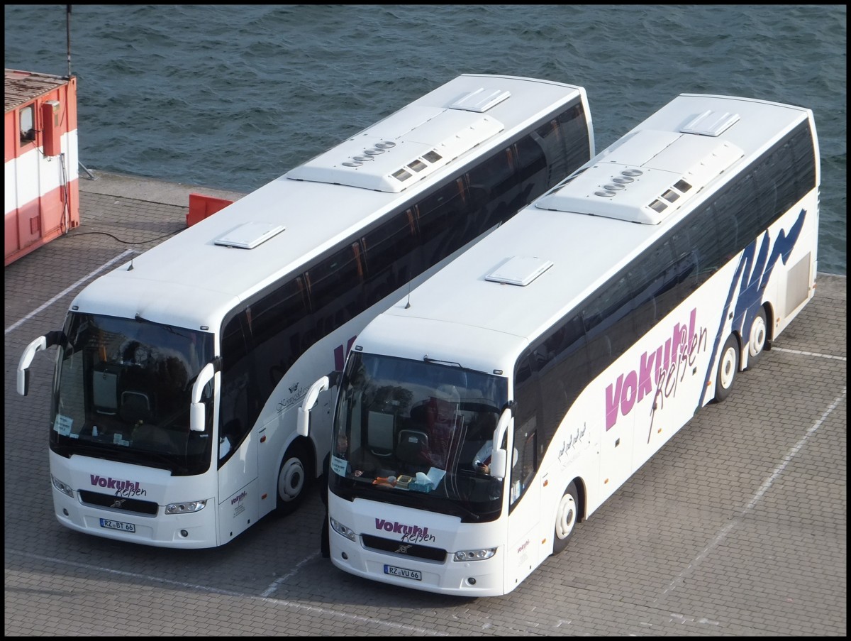 Zwei Volvo 9700 von Vokuhl Reisen aus Deutschland im Stadthafen Sassnitz.