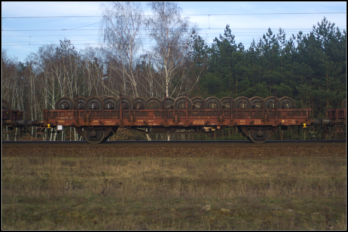 Zweiachsiger Flachwagen für den Radsatztransport ohne Bremsscheiben der Gattung Kkks-t 447. Die DR der DDR beschaffte 1969/1970 bei der Waggonfabrik Niesky die als Ralmms bzw Ks-z bezeichneten Wagen mit Sprengwerk und niedrigen Stirnrungen. Der Umbau zum Transport von Radsätzen erfolgte ab dem Jahr 2000 im Werk Eberswalde. Der Wagen lief am 09.04.2018 in einem gemischten Güterzug mit der durch die Berliner Wuhlheide fuhr (21 RIV 80 D-DB 3404 035-8 Kkks-t 447).