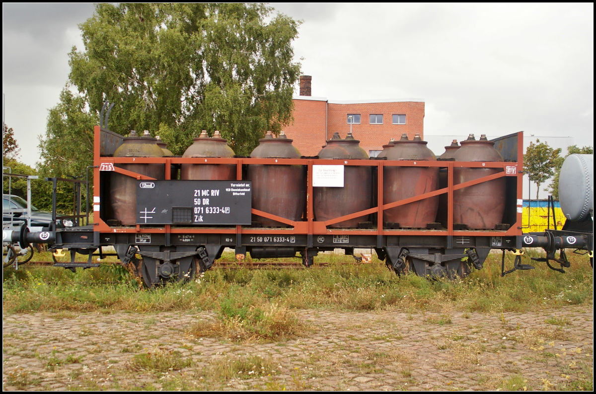 Zweiachsiger Topfwagen der Gattung Zik zum Transport von Suren, Laugen und anderen tzenden Flssigkeiten. Der Wagen ist dazu mit zwlf Steinguttpfen zu je 1000 Liter ausgestattet. Mit Hilfe der GISE GmbH wird der Wagen erhalten. Zu sehen war der Topfwagen whrend des Familienfest der Magdeburger Eisenbahnfreunde e.V. am 09.09.2017 am Wissenschaftshafen in Magdeburg (21 MC RIV 50 DR 071 6333-4 Zik [P])