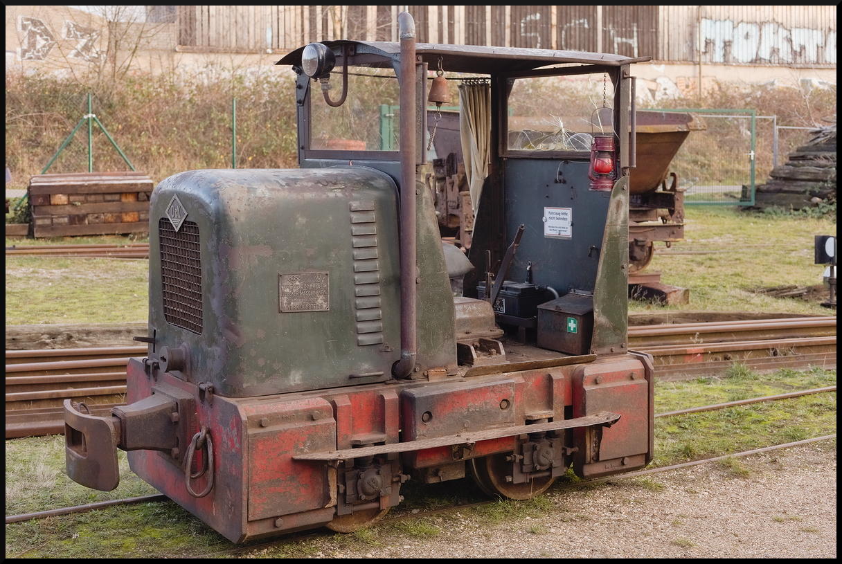 Am Museumsbahnhof der Museumsfeldbahn Leipzig-Lindenau wurden bei den Glühweinfahrten 2023 auch einige Loks gezeigt, unter anderem die MFLL Lok 16. Sie ist eine Orenstein & Koppel MVoa, gebaut 1956 (Leipzig-Lindenau, 29.12.2023)