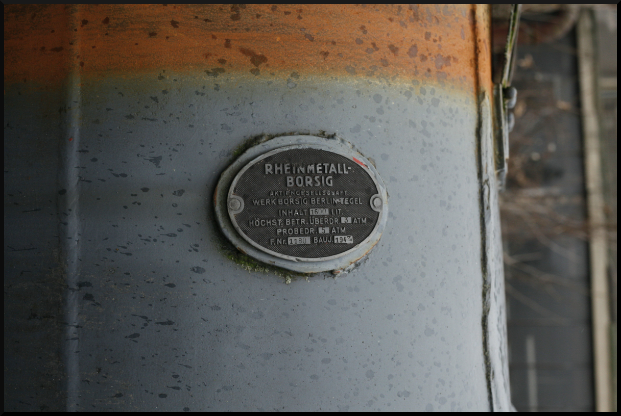 An einem Kesselwagen konnte das Herstellerschild fotografiert werden. Es gehört zu einem Kesselwagen der im Jahr 1880 gebaut wurde. Entdeckt beim Besuch der Museumsfeldbahn Leipzig-Lindenau am 29.12.2023.