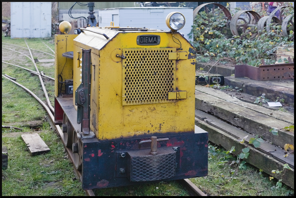 Auf einem Seitengleis stand die kleine Lok 13 der Museumsfeldbahn Leipzig-Lindenau. Es ist eine Diema DS 11/2T. Sie wird verschiedene Rangieraufgaben eingesetzt. Gebaut 1969 ging sie zuerst an die Thyssen Röhrenwerk AG, bevor es dann als Lok 38 zur Mannesmann Röhrenwerke Mühlheim/Ruhr ging. 1997 über das Münsterländisches Feldbahnmuseum Rheine die kleine Lok. Zur Museumsfeldbahn kam sie im Jahr 1999. Bei den Glühweinfahrten am 29.12.2023 wurde sie entdeckt.