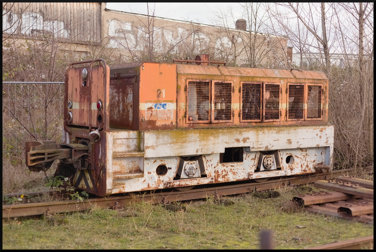 Auf einem Seitengleis steht abgestellt die MFLL Lok 16, eine Diema DFL 150 -1.6 gebaut 1980. Die Schmalspurlok tat einst bei der Heinrichshütte Hattingen ihren Dienst, bevor sie zur Museumsfeldbahn Leipzig-Lindenau kam. Bei den Glühweinfahrten 2023 wurde sie bei dem Rundgang entdeckt (Leipzig-Lindenau, 29.12.2023)