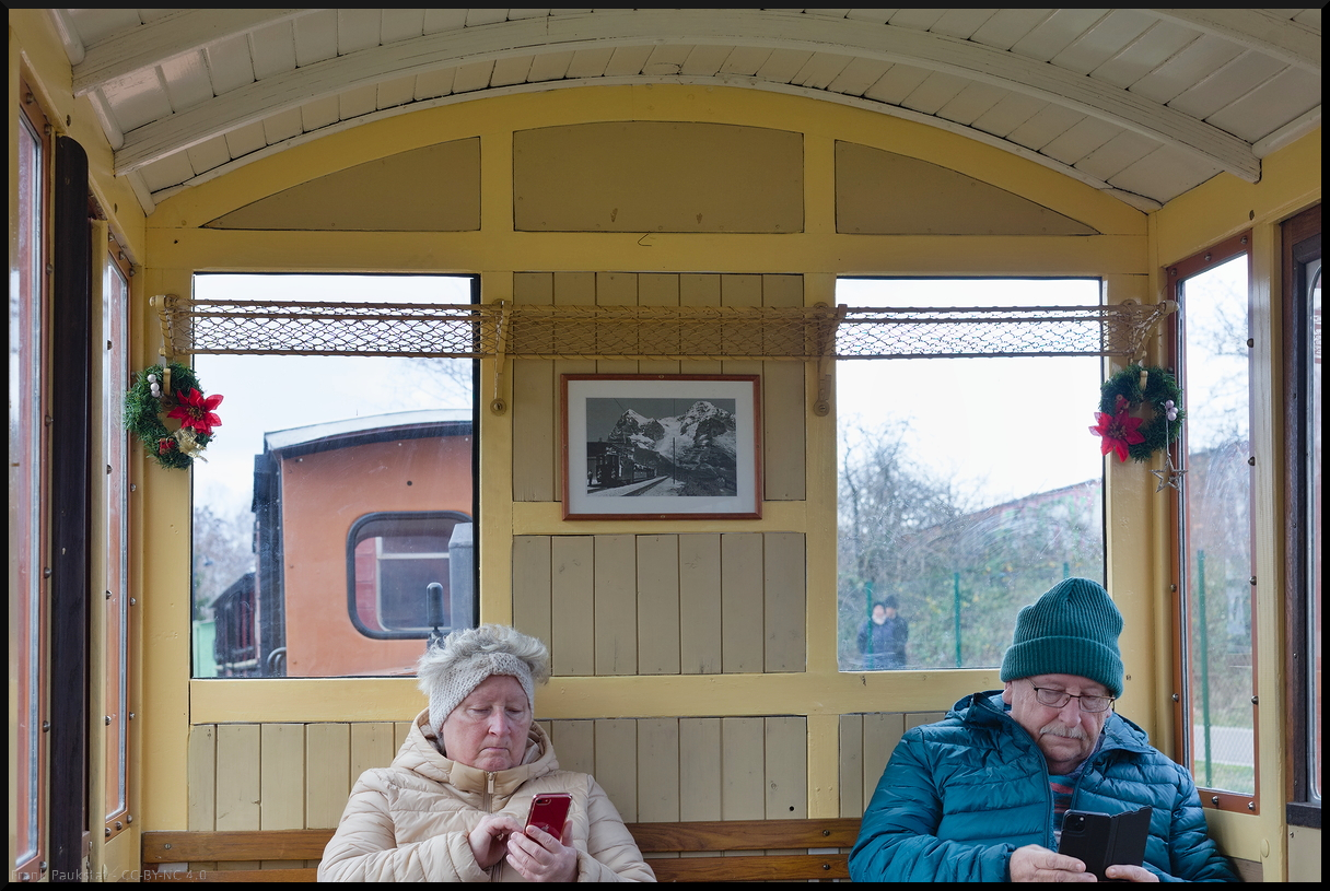 Blick in den Innenraum von Wagen 22 (Panoramawagen) der Museumsfeldbahn Leipzig-Lindenau e.V.. Im Jahr 1930 erhielt der offene Sommerwagen Panoramafenster, wie man rechts neben dem Fahrgast und auch in der Stirnwand erkennen kann. Seit dem ist er so unterwegs. Hier bei einer Fahrt mit dem Wagen am 29.12.2023 im Bild festgehalten.