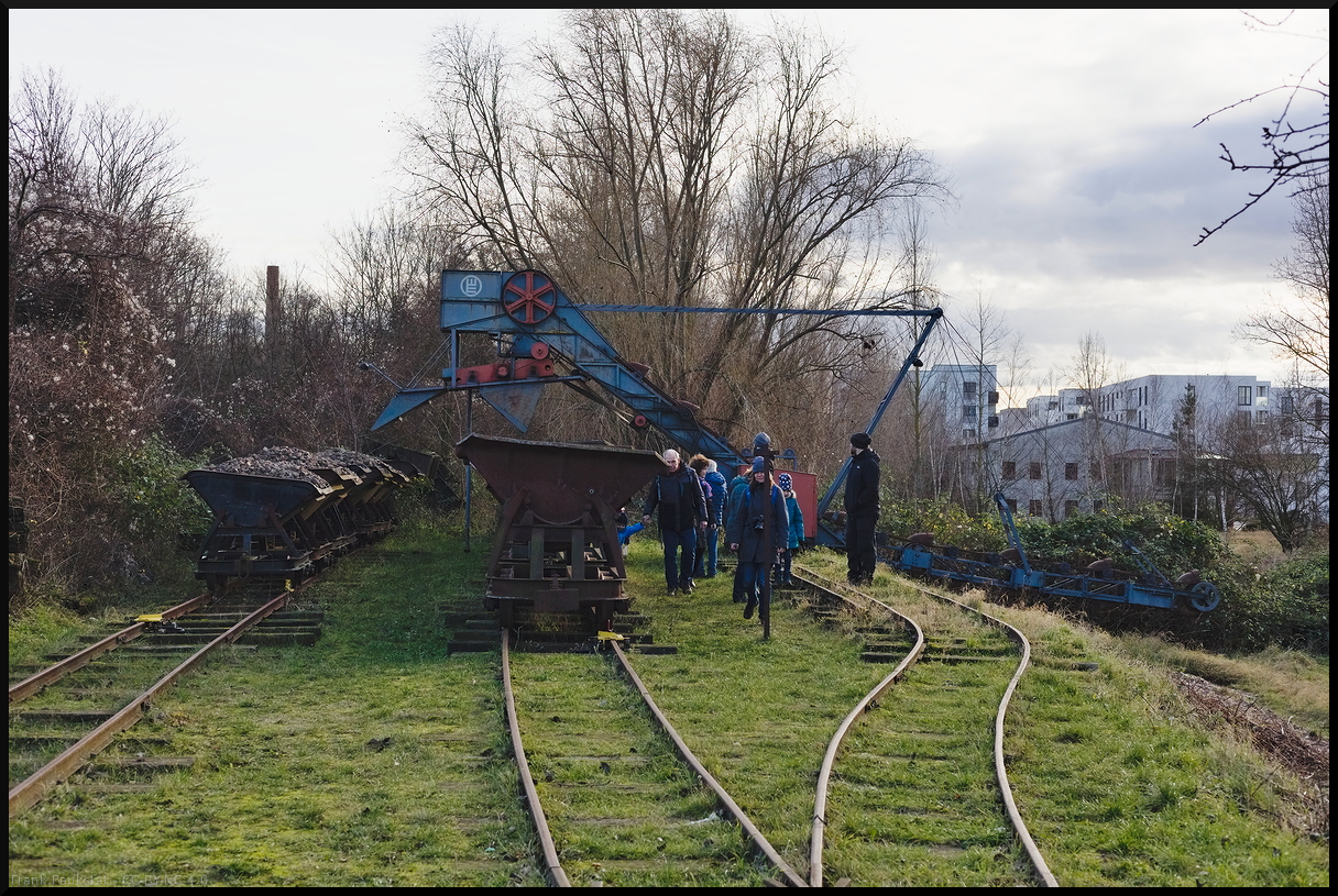 Der Eimerkettenbagger der Maschinenfabrik Willy Ertmer vom Typ KB 0 steht als betriebsbereites Symbol für den früheren Abbau von Kies in der Schönauer Flur in der Museumsfeldbahn Leipzig-Lindenau mit einigen Loren zur Anschauung wie im Bild gezeigt. Bei besonderen Anlässen wird der nach dem Abbau 2005 in Wollbach komplett restaurierte Eimerkettenbagger in Betrieb gezeigt. Der Motor hat eine Leistung von 11 PS und der ganze Bagger wurde 1951 gebaut. Gesehen bei den Glühweinfahrten am 29.12.2023.