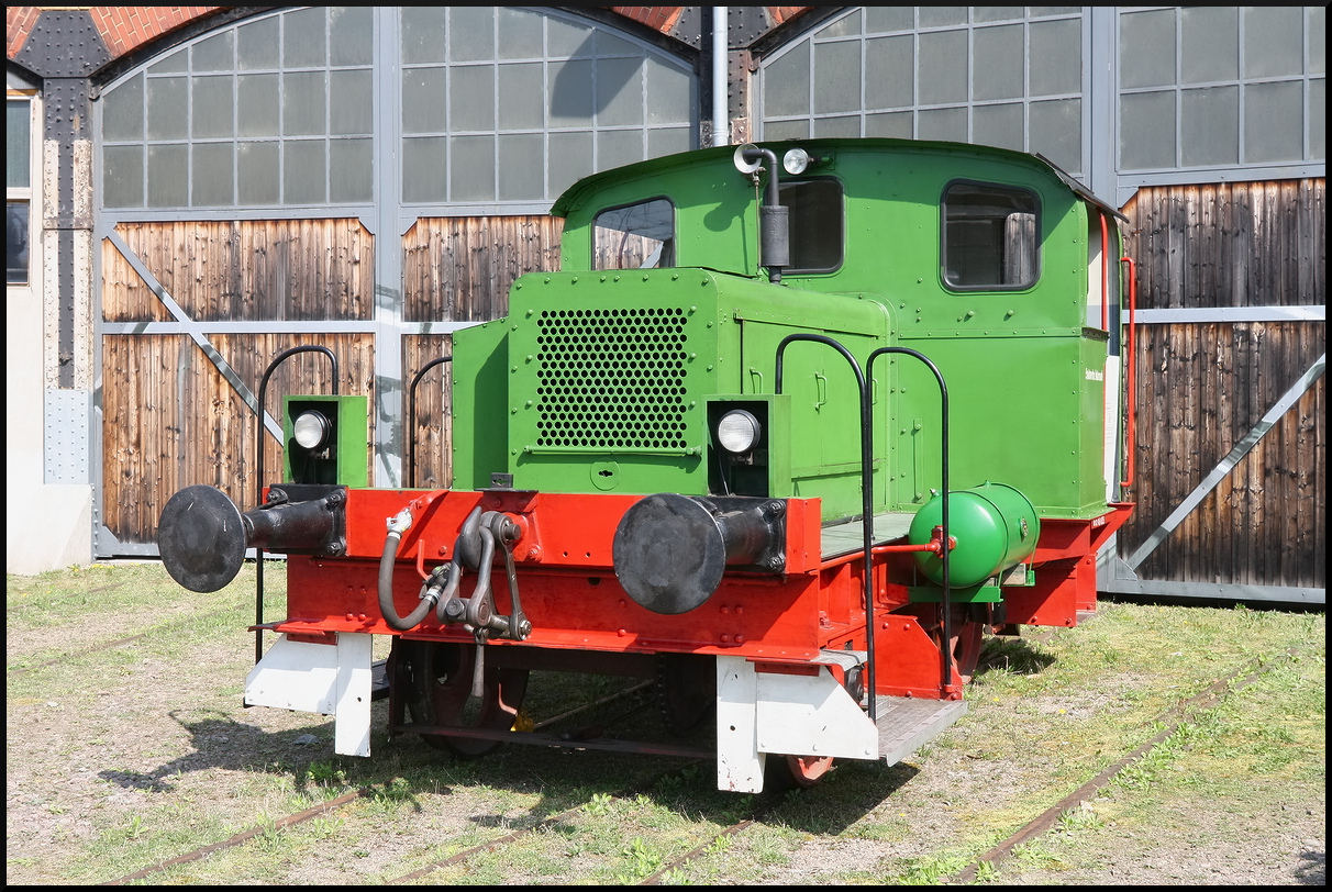 Die K� CDL 28 der Stadtwerke Andernach stand w�hrend des 17. Dresdner Dampflokfest vor dem Tor des Haus 4 und wurde w�hrend des Besuchs am 12.04.2025 fotografiert.<br>
---<br>
Urspr�nglich gebaut von Windhoff im Jahr 1933 kam sie als K� 0073 zur Deutschen Reichsbahn-Gesellschaft (DRG). W�hrend der Besatzung �bernahm die Reichsbahn-Generaldirektion der britischen Besatzungszone in Bielefeld (RBGD) die Kleinlok. 1946 wurde von der Hauptverwaltung der Eisenbahnen des amerikanischen und britischen Besatzungsgebiets (HVE) eingesetzt. Im Jahr 1948 ging es zur Verwaltung f�r Verkehr des vereinigten Wirtschaftsgebiets (VfV). Die Ausmusterung kam f�r die kleine Lok dann im Jahr 1958 im Bw Osnabr�ck Hbf. 1956 �bernahmen die Stadtwerke Andernach GmbH die Lok und lie�en sie durch die Sch�ma - Christoph Sch�ttler Maschinenfabrik GmbH, Diepholz umbauen. Die endg�ltige Abstellung erfolgte 1974. Im Jahr 1996 wurde sie von Privat gekauft und ist eine Leihgabe an die IG Bw Dresden-Altstadt e.V.