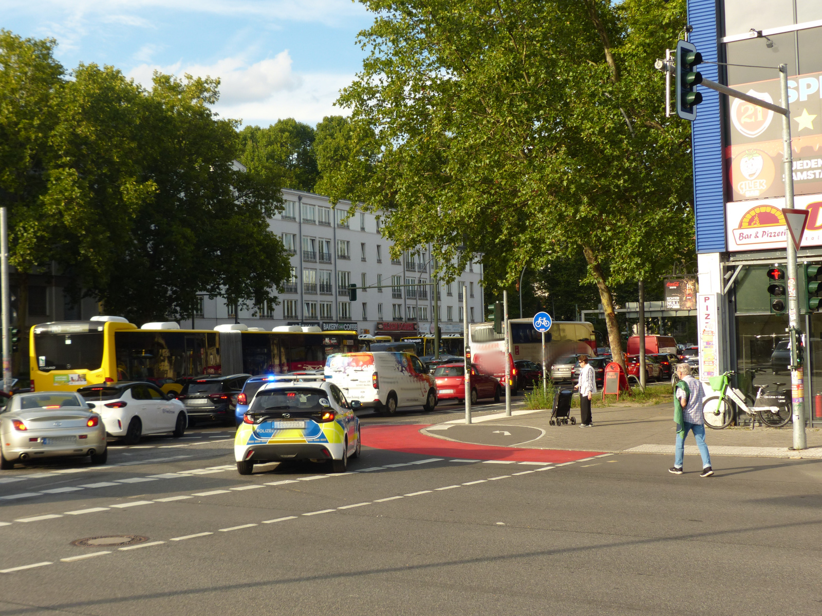 Einsatzfahrzeug der Polizei biegt in die staugeprägte Elsenstraße ab. Zwar stehen alle Autos, der Radweg ist aber breit genug und nicht durch Poller limitiert, so dass das Polizeiauto zunächst gut durchkam.

Ob aber hier im Umfeld die Notfallversorgung überhaupt noch gewährleistet werden kann, scheint mir doch zweifelhaft.

1.9.2025, Elsenstraße Ecke Am Treptower Park