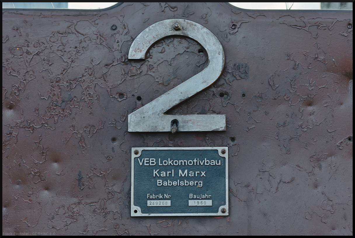 Fabrikschild der LKM Ns3d und Loknummer der Museumsfeldbahn Leipzig-Lindenau. Die Lok wurde 1960 bei Lokomotivbau Karl Marx Babelsberg (LKM) gebaut. Die Fabriknummer ist 249268. Das Detail wurde bei den Glühweinfahrten am 29.12.2023 festgehalten.