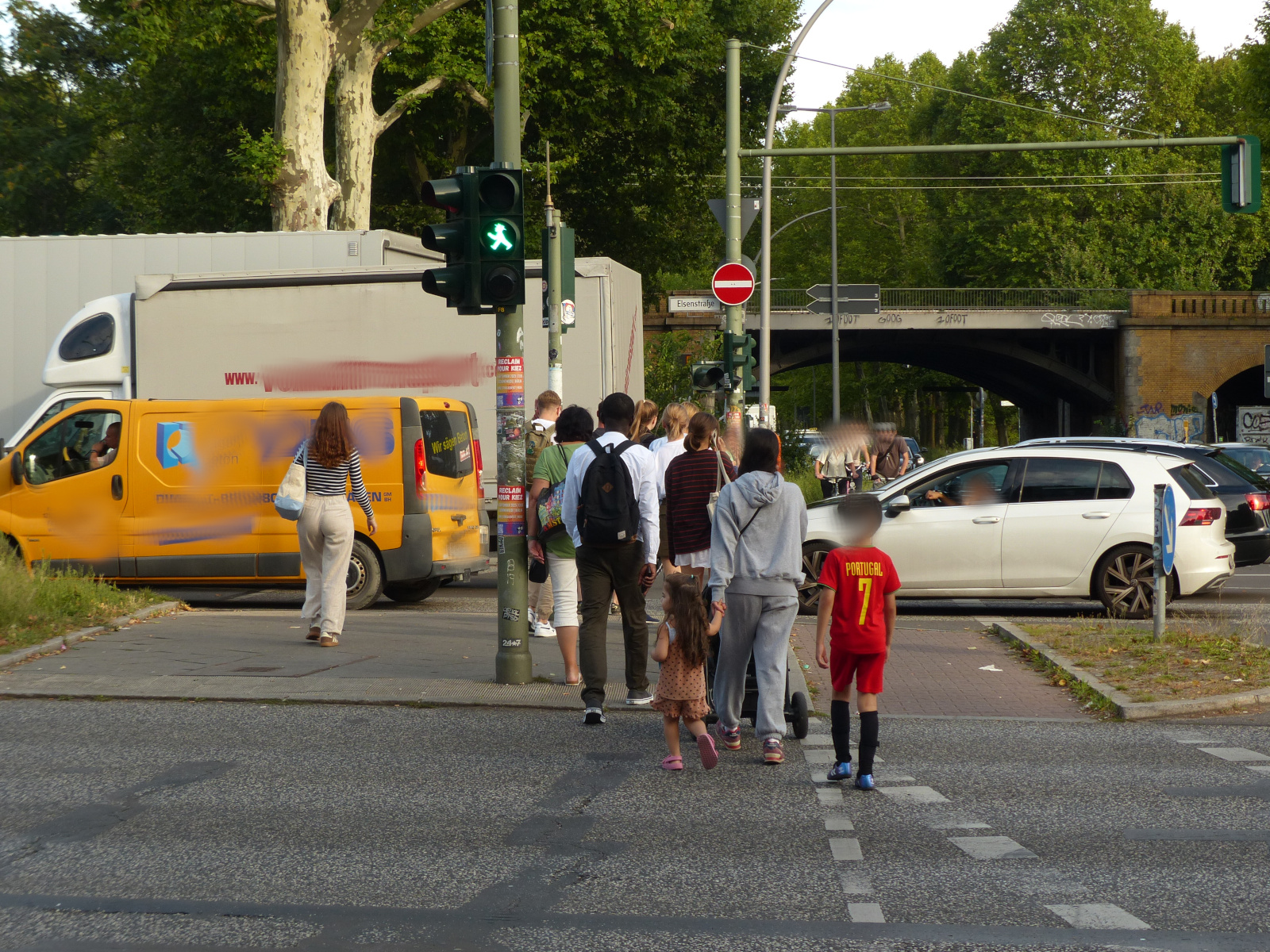 Fußgängerampel an der Elsenstraße. Seit der Eröffnung des 16. Bauabschnitts der A100 gibt es heftigen Rückstau. Auf Fußgängerfurten wird dabei von vielen keine Rücksicht mehr genommen. Manch einer fährt auch auf der (im Bild nicht zu sehenden) Busspur durch, während Fußgänger  grün  haben. 1.9.2025, Berlin