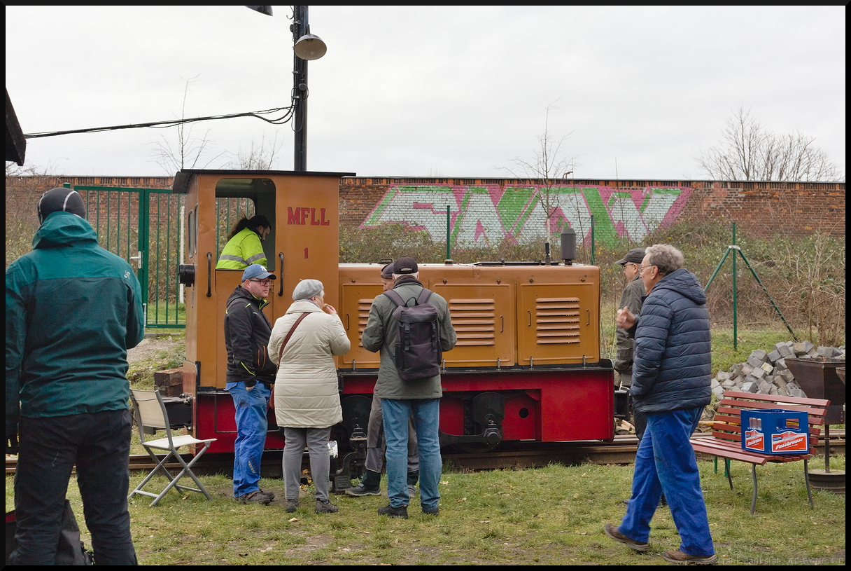 Jedesmal wenn eine Lok am Museumsbahnhof umsetzte, war sie wie hier die MFLL Lok 1 an der Weiche sofort belagert. Der eingesetzte Weichenposten achtete darauf das niemanden etwas passierte und der Bahnbetrieb gewährleistet war. Immerhin war am Nachmittag des 29.12.2023 während der Glühweinfahrten der Museumsfeldbahn Leipzig-Lindenau großer Besucherandrang.