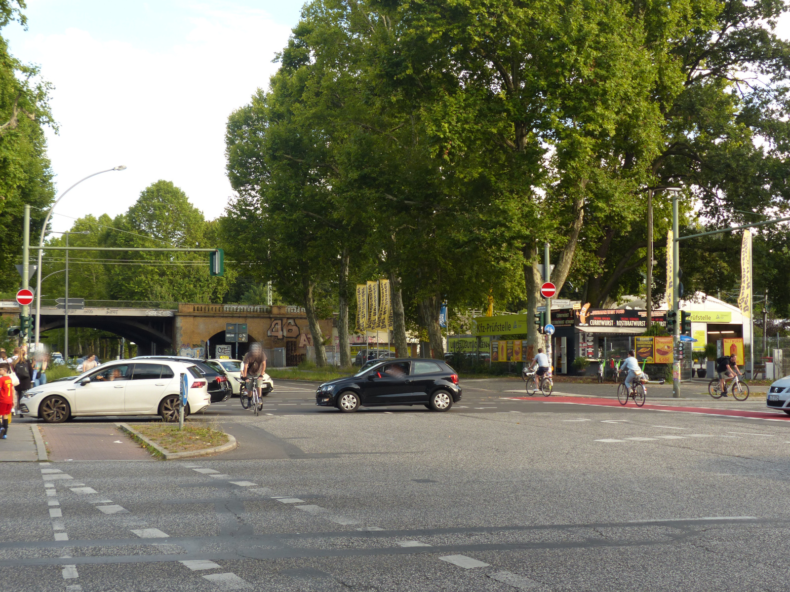 Rückstau auf der Puschkinallee Ecke Elsenstraße. Insbesondere Fußgänger- und Fahrradfurt sind bei fast jeder Grünphase belegt, aber auch die Fahrbahnen. Gefährlich und anstrengend - und als Schulweg eignet sich dieser Kiez nach Eröffnung der A100 wohl erstmal nicht mehr. 1.9.2025 Berlin