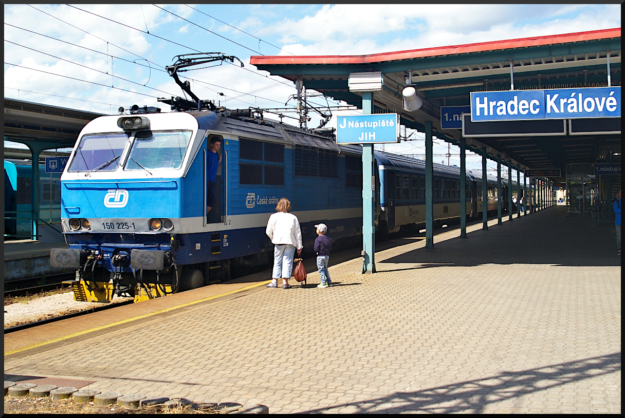 Zeit für ein kleines Schwätzchen hatte der Tf von ČD 150 225 beim Halt mit dem Schnellzug im Bahnhof (Hradec Králové, 21.05.2022)
