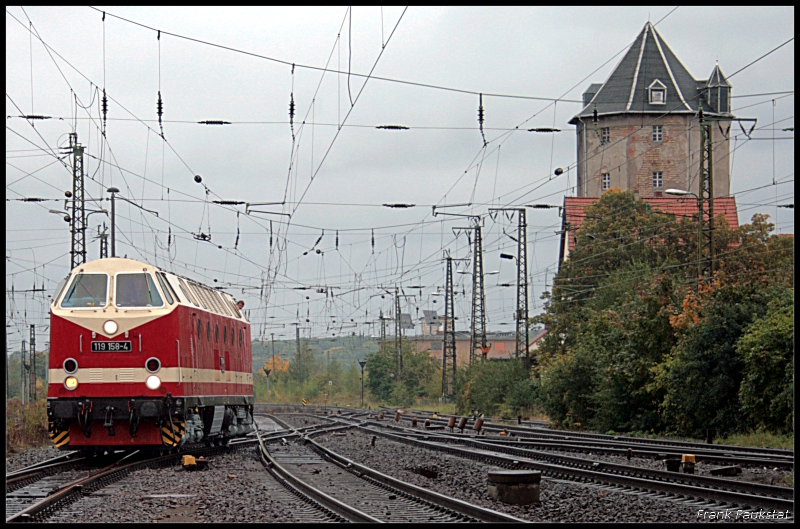 119 158 auf dem Weg zu ihrem Zug um ihn dann nach Berlin zu ziehen (Eisenbahnfest des TEV zum Weimarer Zwiebelmarkt, Weimar 10.10.2009)