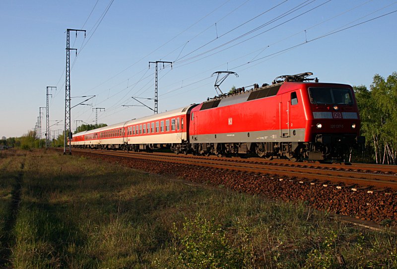 120 137-5 mit dem Nachtzug nach Paris (Berlin Wuhlheide, 21.04.2009).