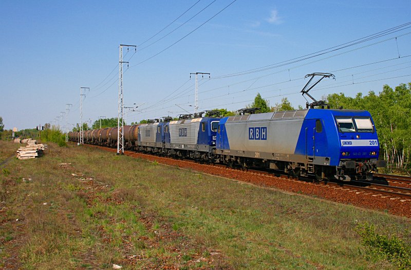 145-CL 201 (RBH 201/91 80 6145 097-2 D-RBH) und kalt dahinter 143 286-3 sowie RBH 102 (91 80 6143 069-3 D-RBH) (Berlin Wuhlheide, 24.04.2009).