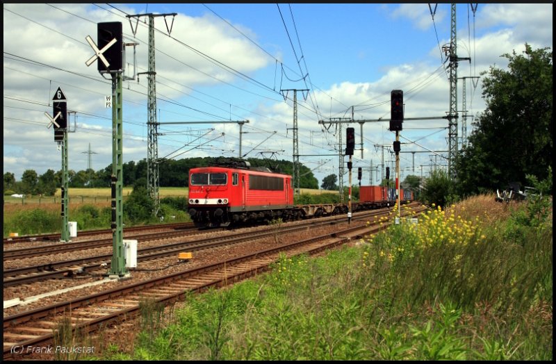 155 018-5 mit Containerzug. Vorne die neuen Signale die im Zuge des ESTW-Ausbaus bereits aufgestellt wurden (NVR-Nummer 9180 6 155 018-5 D-DB, gesehen Potsdam Golm 17.06.2009 - Update: In Leverkusen-Opladen am 04.11.2013 zerlegt)