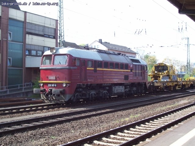 220 507-8 der Leipziger Eisenbahnverkehrsgesellschaft (LEG) ist ursprünglich eine M62, in Deutschland als V220 oder Baureihe 220 eingereiht. Beides steht auch an dieser Lok (220 507-8), hier kommt sie mit einem Bauzug  (Bebra, 22.04.2007 - Update: 2007 verkauft an Rail Polska Sp.z o.o.)