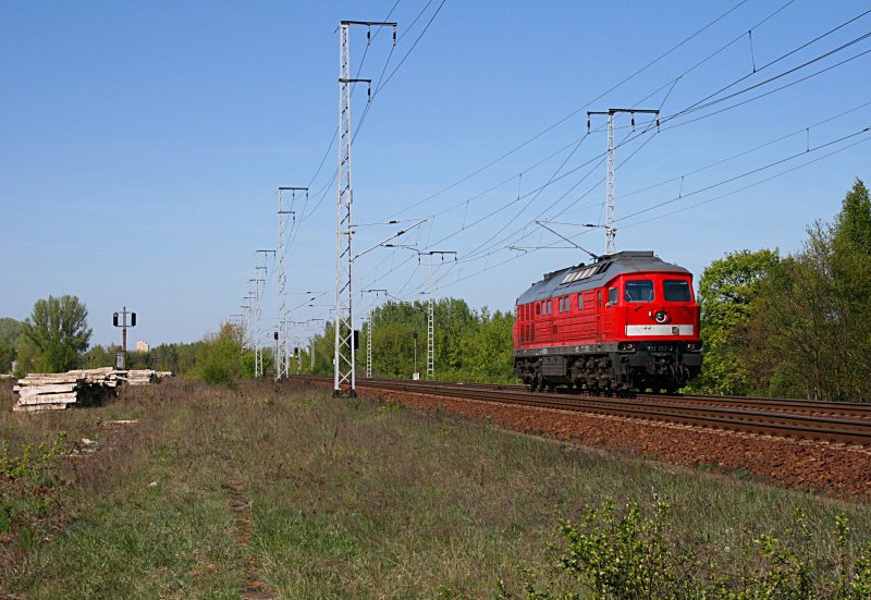 232 252-7 auf dem Weg die Leistung abzuholen und sollte um 17:54 Uhr mit Facns-Wagen wieder vorbeikommen. Ein Gruß geht auch an den Tf! (9280 1 232 252-7 D-DB, ex 132 252-8, gesichtet Berlin Wuhlheide, 20.04.2009).