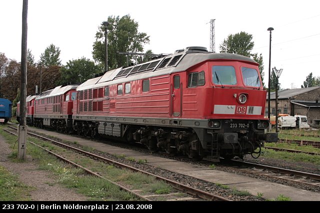 233 702-0 ruht sich aus (ex 232 702-1, gesichtet Berlin Nldnerplatz, 23.08.2008)
<br><br>
- Update: ++ 11.2015 bei Scholz, Espenhain