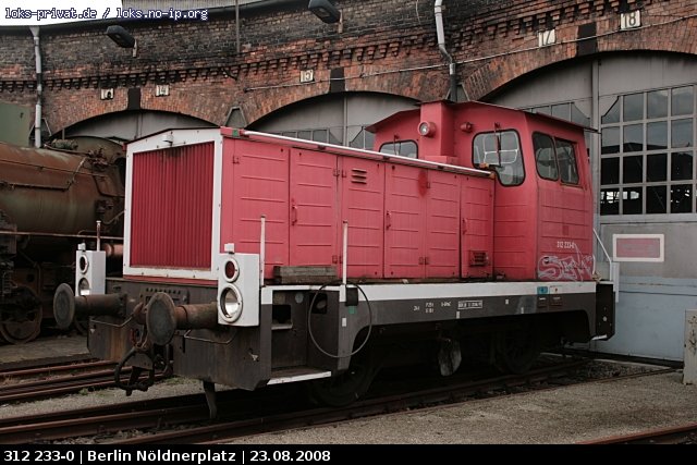 312 233-0 steht am Ringlokschuppen Berlin Nöldnerplatz (23.08.2008).