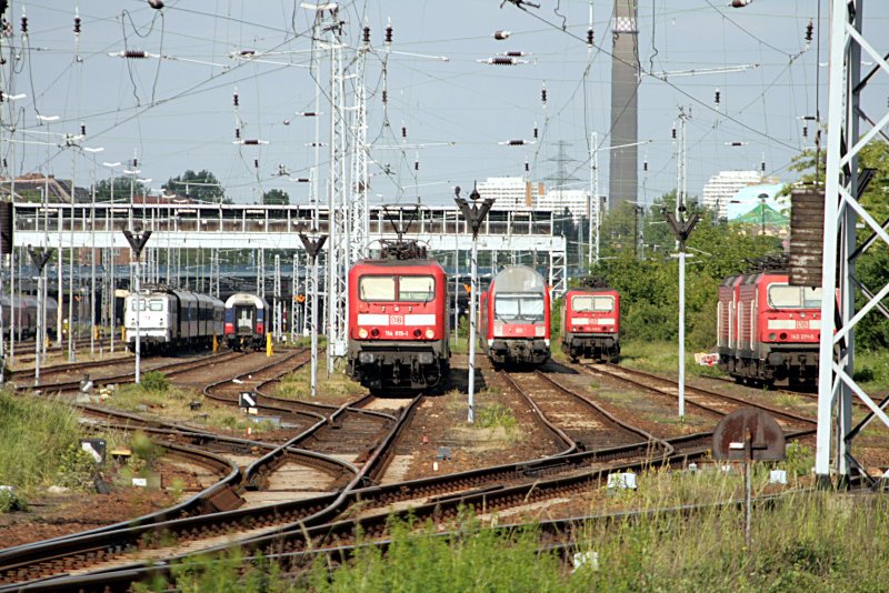 Am Bw stand eine unerkannte 109 der Skandlines, 114 015-1, neben dem Steuerwagen ebenfalls eine 143 und dann rechts 143 271-5 (Berlin Nldnerplatz, 10.05.2009 - Update zu 143 271: Anlieferung zu Fa. Bender 07.2009, zerlegt 09.2009).