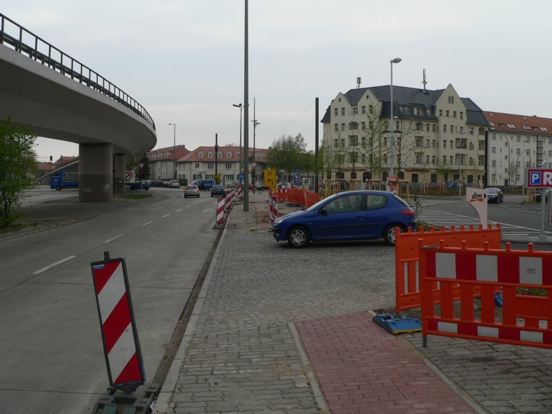 Auf den Ausfahrten weist auch (noch?) nichts darauf hin, dass ein Radweg kreuzt. Der Radweg war bisher benutzungspflichtig und wird es nach Fertigstellung der Bauarbeiten sicher wieder sein. April 2009