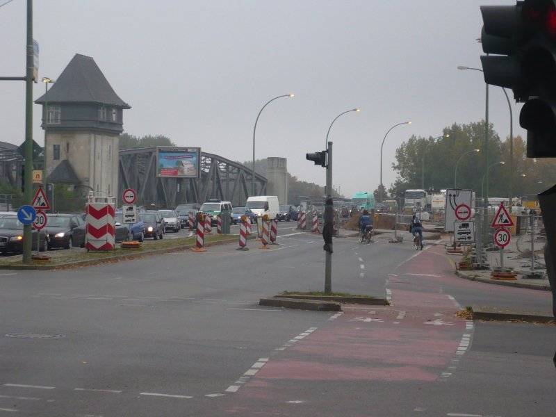 Auf dieser Verkehrsinsel ist man als linksabbiegender Radfahrer auf eine Ampel angewiesen. Da diese abgeschaltet wurde, hat man sich eine L�sung ausgedacht, dem Radfahrer dies bereits vorher deutlich klar zu machen. Siehe n�chstes Bild.