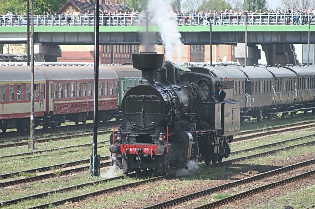 Auffallend ist der Schornstein der Lok. Tr12 25 macht sich zur Paradefahrt auf (Wolsztyn, 03.05.2008).