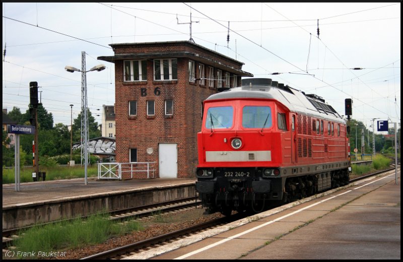  B 6  ist ein Fahrdienstleiterstellwerk vom Typ SuH 1912. DB Schenker 232 240-2 wartet daneben (Berlin Lichtenberg, 19.06.2009).