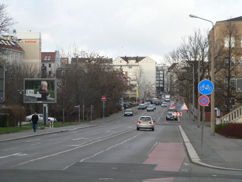 Benutzungspflichtiger Radweg in Leipzig. Zwar etwas kurz geraten, aber f�r ein blaues Schild wohl ausreichend.