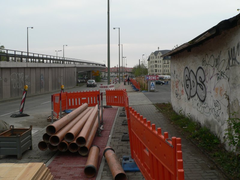 Berlin, Rummelsburger Stra�e Ecke Edisonstra�e. Auf dem Gel�nde ist ein neues Einkaufszentrum mit Parkplatz entstanden. Grund genug, den Radweg neu zu pflastern (!), und das auf einer ganzen Breite von einem Meter (!). Bestens versteckt geht es zur ersten Ein- und Ausfahrt - Konflikte sind vorprogrammiert.