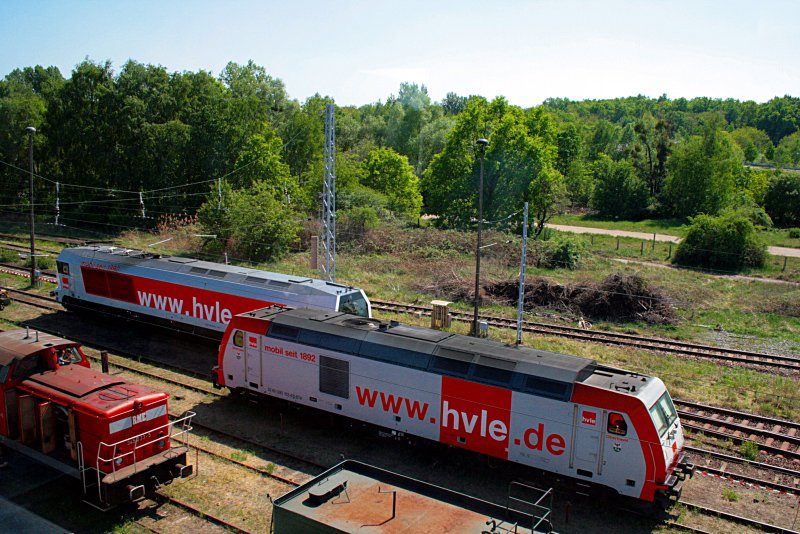 Blick aus dem Stellwerk R VII auf die hvle-Loks (100 Jahre Rbf Wustermark, Elstal, 02.05.2009).