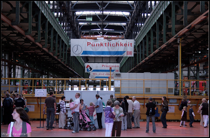 Blick in die Halle 1 (Schiebebhnengrube). Sie ist 19m hoch, hat eine Flche von rund 30.400 qm und 7 Lngsschiffe. Beidseitig der Grube sind die Arbeitsgleise angeordnet. In der halle werden Drehgestelle, Radstze, Radwellen und viele weitere Module ausgetauscht oder berarbeitet (80 Jahre Aw Dessau, Dessau-Sd 12.09.2009)