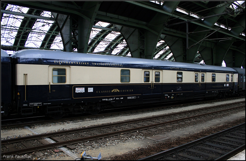 Classic Courier D-DNV 56 80 89-43 102-3 WGm ist ein Gesellschaftswagen (Berlin Ostbahnhof, 27.06.2009)