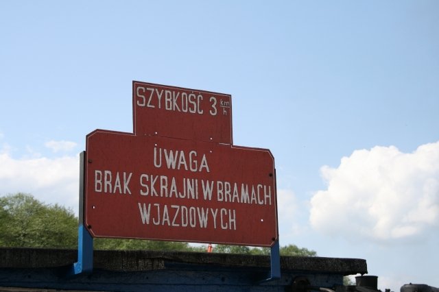 Das Hinweisschild auf dem Huschen auf der Drehscheibe besagt eindeutig: Nicht mehr als 3 km/h Geschwindigkeit auf der Drehscheibe (Wolsztyn, 03.05.2008).