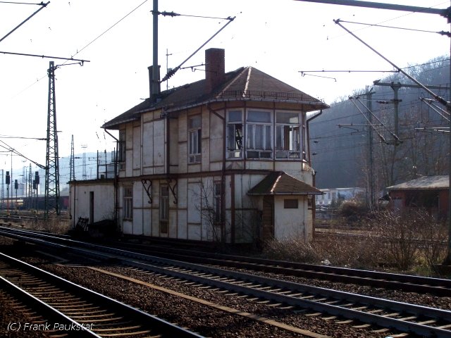 Das Stellwerk könnte, wenn Interesse vorhanden wäre es zu sanieren, ein echtes Schmuckstück aufgrund der Fachwerkbauweise sein. Es wird schon seit langem nicht mehr benutzt (Eisenach, 15.03.2007)